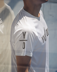 Witte sportshirt met Y/O logo op mouw en YVES ODILE sportkleding op borst voor mannen