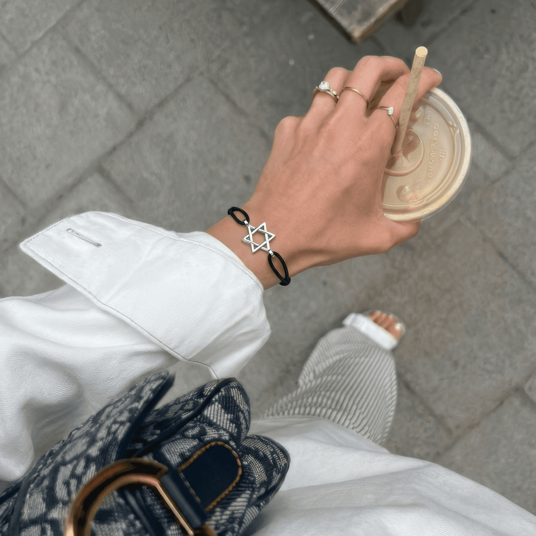 Zwart Odile armband in stervorm, perfect voor een stijlvolle mannenlook met een drankje