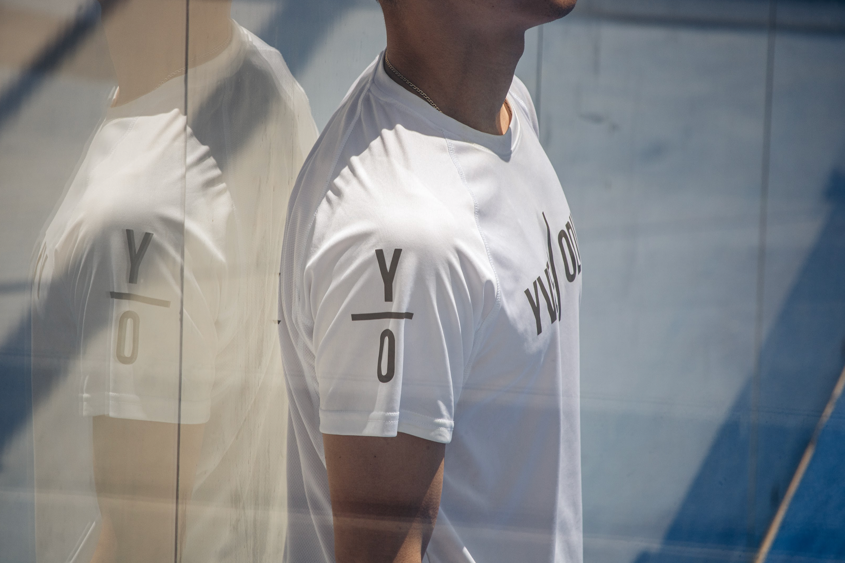 Witte sportshirt met Y/O logo op mouw en YVES ODILE sportkleding op borst voor mannen